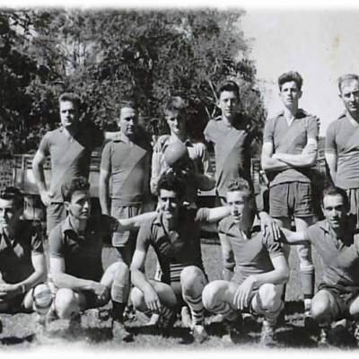 A fotografia acima, de 28 de outubro de 1962, registra os atletas que integraram o primeiro time de futebol do Esporte Clube Estrela, de Nova Pádua. Neste final de semana a agremiação comemora os 50 anos de fundação. 