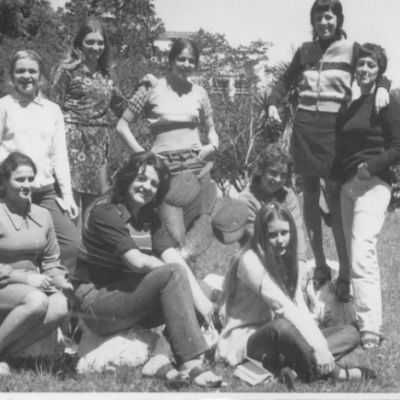 A imagem acima foi captada na Praça da Bandeira de Flores da Cunha em 1971. Nela estão os integrantes do Gem, um grupo de jovens que se reunia aos fins de semana para orar, desenvolver ações de caridade e dividir experiências de vida.