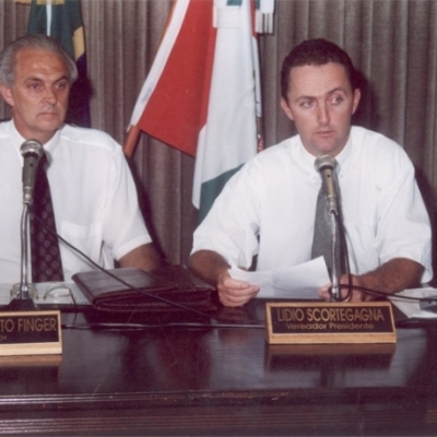 Lídio Scortegagna (PMDB), em 2001, no seu terceiro mandato como vereador, presidiu a Câmara de Vereadores. Passados 11 anos e quatro pleitos legislativos vitoriosos, em 1º de janeiro de 2013 ele foi empossado prefeito de Flores da Cunha.