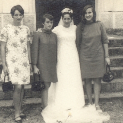 Em 23 de março de 1968 ocorreu o casamento de Luizinha Panizzon com Valdomiro Francescatto, na igreja da localidade de São Cristóvão. Na foto acima, da esquerda para a direita, estão Lígia Pedron Vanelli, Maria do Carmo Bertolini, Luizinha Panizzon e Sônia Montanari.