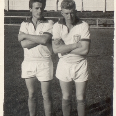 Os amigos Hilário Sgarioni (E) e Maximiliano Zamboni (D), na década de 1970, momentos antes de uma partida de futebol pelo São Luiz.