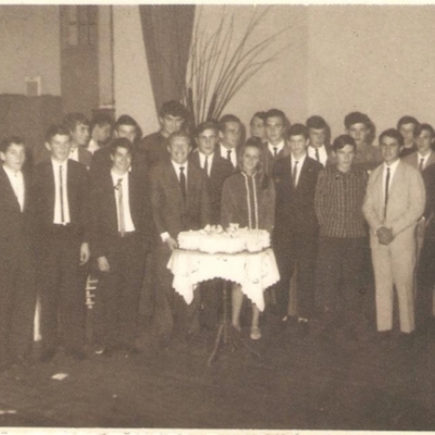 Em 1966 a aniversariante Rosângela Oliboni Toigo posou para uma foto com os meninos convidados para a festa realizada no Clube Independente.