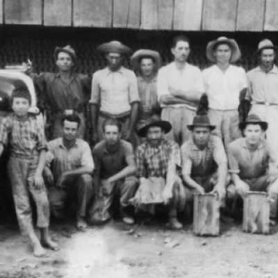 Em 1948 os trabalhadores da Olaria Manfro, em Flores da Cunha, tiveram uma pausa merecida para um registro fotográfico.