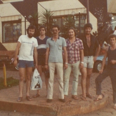Os amigos (da esquerda para a direita): Denizar Santos, Plínio Paganella, Mauro Baldissera, Alciones Oliboni, Nelson Tronco e Nelson Franceschini durante viagem a Foz do Iguaçu, no Paraná, em dezembro de 1981.