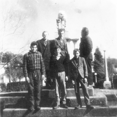 Em 1965, na Praça da Bandeira, no Centro de Flores da Cunha, da esquerda para a direita, na parte debaixo da foto: José Carlos Catafesta, Plínio Paganella e Fernando Montanari. Na parte de cima: Dante Soldatelli e dois turistas vindos de São Paulo.