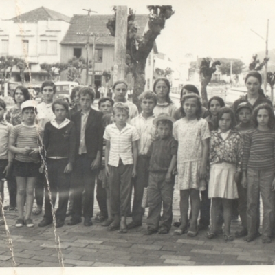 Alunos da Escola Municipal Santa Líbera participaram de um passeio na área central de Flores da Cunha no dia 25 de setembro de 1970.