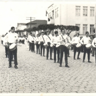A banda de voluntários da Escola São José desfilou no Centro de Flores da Cunha no dia 7 de setembro de 1967. À frente, da esquerda para a direita estão José Carlos Catafesta, Elio Machado da Silveira e Francisco Oliboni.