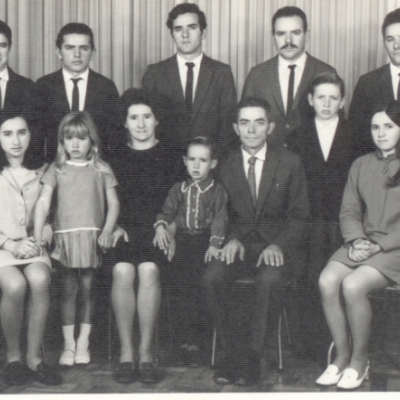 Em 1969 Ivo Molon se despediu da família para viajar aos Estados Unidos. Na imagem, da esquerda para a direita, atrás, estão Elda, Clemente, Luiz, Bruno, Ivo, Carlos, Eduardo e Iracema; à frente, Eurosia, Janete, Sesto (in memorian) e Elizabete.