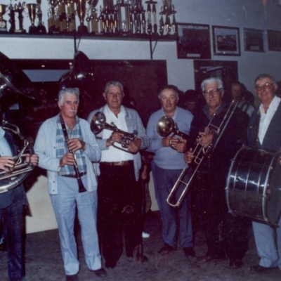 Registro do encontro dos músicos da Banda Santa Cecília de Nova Pádua (da esquerda para a direita): Marcelo Pecati, Faustino Bisinella, Jorge Baggio, Casemiro Gelain, Rosalino Bisinella e Rugero Bedin. A imagem é do dia 22 de novembro de 1991.