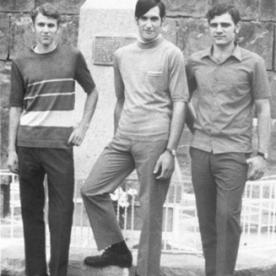 Os amigos Jaime Bassanesi, José Carlos Catafesta e Moacir Costa (da esquerda para a direita), em 1970, no registro defronte ao campanário de Flores da Cunha.