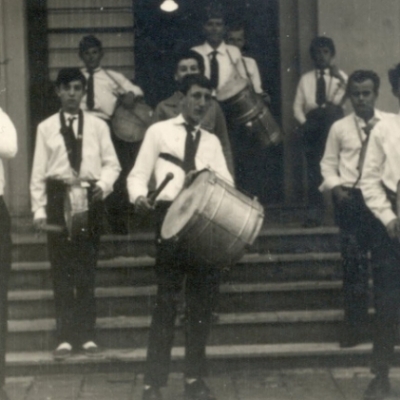 A banda formada por alunos da Escola Frei Caneca, em 1966, tinha entre seus integrantes José Carlos Catafesta (à esquerda) e Serafin Sogari (ao centro). Na ocasião eles se preparavam para o desfile da Semana da Pátria daquele ano.