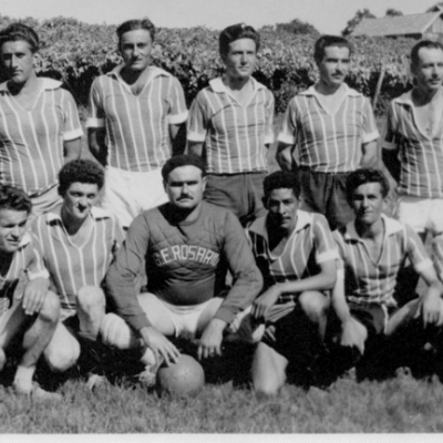 Em 1959 foi realizado um torneio de futebol na localidade de São Roque, em Flores da Cunha. Da direita para a esquerda, em pé, estão Tranquilo Zamboni, Altivo Stuani, Olisses Araldi, Valdemar Boniatti e Avani Sgarioni; agachados, no mesmo sentido, Santo Salvador, Paulino Cioqueta, Claudino Chinato (goleiro), dois funcionários da CEEE não identificados e Lodi Cioqueta.