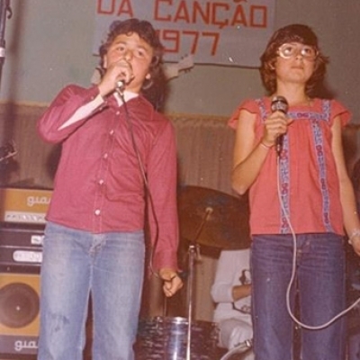 Rudimar Paliosa e Fátima Ortiz no 3º Festival Estudantil da Canção da Escola Estadual São Rafael, em 1977.