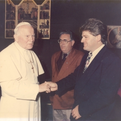 O ex-prefeito de Flores da Cunha Renato Cavagnoli (PMDB) integrou a comitiva de prefeitos da Associação dos Municípios da Encosta Superior do Nordeste do Estado (Amesne) que viajou a Itália em 1995. Além dos compromissos na região do Vêneto, o grupo visitou o papa João Paulo II (o polonês Karol Wojtyla, falecido em abril de 2005) – na foto Cavagnoli está cumprimentando o Santo Padre.