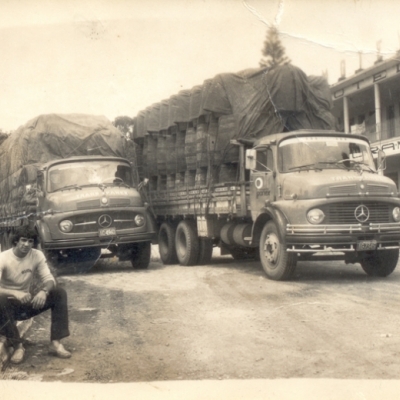 Foto de 1980 tirada em um posto de combustíveis de Linhares, no Espírito Santo. Na imagem está Darci Brandini, que na época fez a primeira viagem para Salvador (BA) pela transportadora Panex.