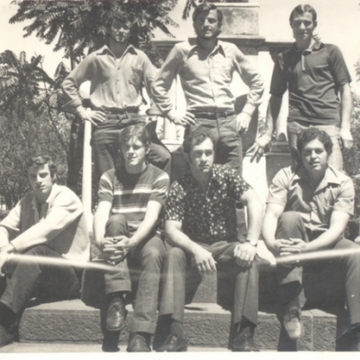 Grupo de amigos reunido na Praça da Bandeira, em 1980: em pé, da esquerda para a direita, Valério Curra, Antonio Carlos Vanelli e Vani Dalsoglio; sentados, da esquerda para a direita, Leodir Gavazzoni, João Vanelli Neto, Tadeu Baldissera (falecido) e Adilson Calza.
