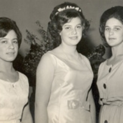 Maria Helena Martins Flores, Maria Lourdes Giordani e Terezinha Maria Zorgi durante festa de aniversário de Maria Lourdes Giordano, em 1965, no Clube Independente (Foto/arquivo Maria Helena Flores Martins).