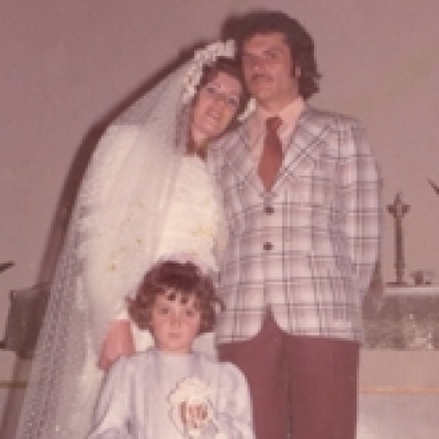 Casamento de Alberto e Aurora Piazza realizado no dia 24 de julho de 1976, na Igreja Matriz de Flores da Cunha. Na data inesquecível, o casal junto com a aia Adriana. (Foto/Arquivo Pessoal de Roberta Piazza Rech)
