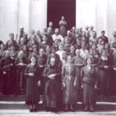 Integrantes da Ordem Terceira de São Francisco em frente a Igreja Matriz de Flores da Cunha em outubro de 1935. (Foto/arquivo Antoninho Conz)