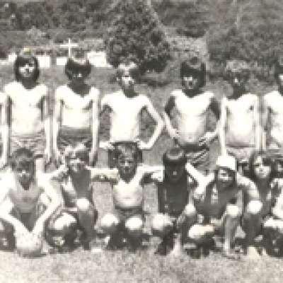 Grupo de amigos durante jogo de futebol da capela Nossa Senhora do Carmo, na década de 70.