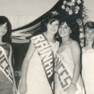 Baile de escolha da rainha do Clube São Luiz em 1965. Na foto estão: Mafalda Sozo, Dalvina Zim Carenhato, Maria Helena Flores e Marilde Pradella Baldissera. (Foto/arquivo Maria Helena Flores)