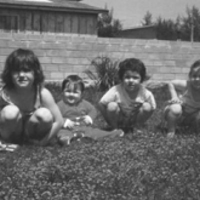 As primas (da esquerda para a direita): Neura Stuani, Camila Stuani Pauletti, Emanuela Stuani Pauletti e Anabel Stuani veraneando na casa do Tio Osório Stuani, em Balneário Atlântico no ano de 1984. (Foto/arquivo Camila Pauletti)