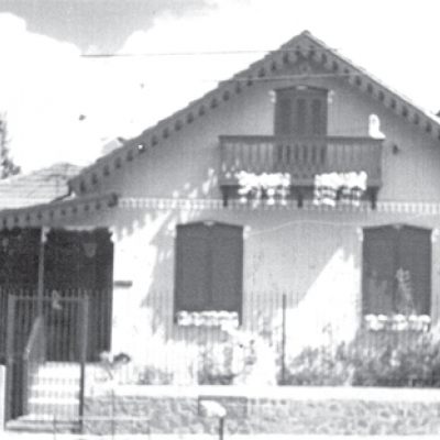 Residência em madeira construída em 1946 por Levineo Luiz Conz e reformulada em 1996 por Antoninho Conz. No local, hoje eleva-se o Residencial  Benluy. (foto/arquivo Antoninho Conz).