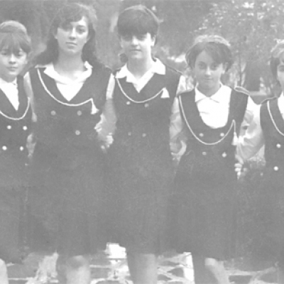 Alunas do ginásio São Rafael, em 1969, vestidas a rigor após o desfile de 7 de Setembro.  Da esquerda para a direita: Maria da Graça Lavoratti, Pierina Zamboni, Maria de Fátima Finger, Maria de Lurdes Corso e Vera Conz. (Foto/arquivo Maria de Fátima Finger) 