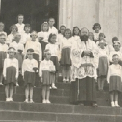 Frei Eugênio, em 1945, na escadaria da Igreja matriz, com alunos da Escola Frei Caneca. (Foto/arquivo Zuleima Cavagnli)