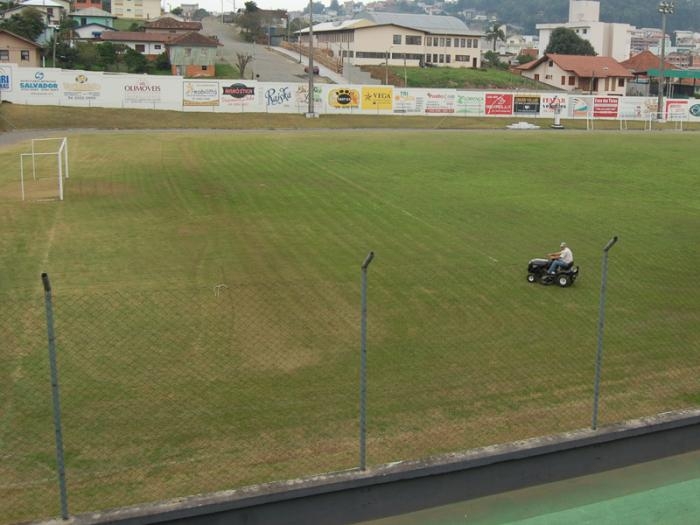 Prefeitura deverá investir cerca de R$ 15 mil na manutenção do gramado.  - Na Hora / Antonio Coloda