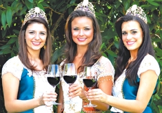 A Imperatriz do Vinho Cláudia Alberici Pinto (C), e as damas de honra da festa Aline Petroli (E) e Bárbara Manfroi Chies. - DIVULGAÇÃO/SILVIA TONON/TNN IMAGEM