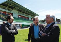 Acompanhado do prefeito Hernani Eberle e Felipe Salvador, Odone visitou o Estádio Homero Soldatelli. - Na Hora / Antonio Coloda