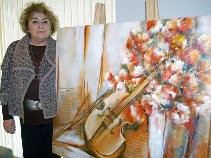 A artista Luiza Matilde Fedrizzi junto a sua obra. - Danúbia Otobelli