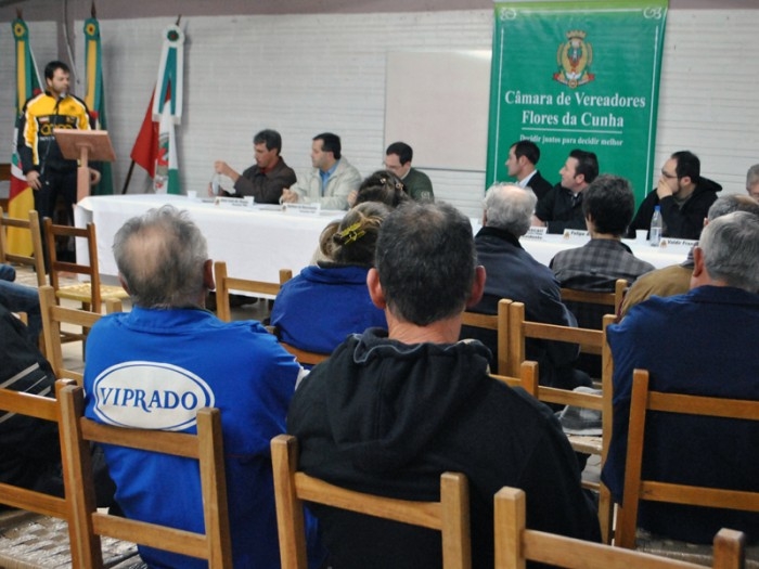 Salão comunitário foi palco da reunião que contou com a presença de vereadores. - Ana Paula Boelter / Divulgação