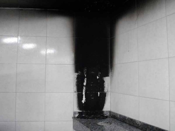 Suporte foi incendiado no interior do prédio. - Prefeitura de Flores da Cunha/Divulgação