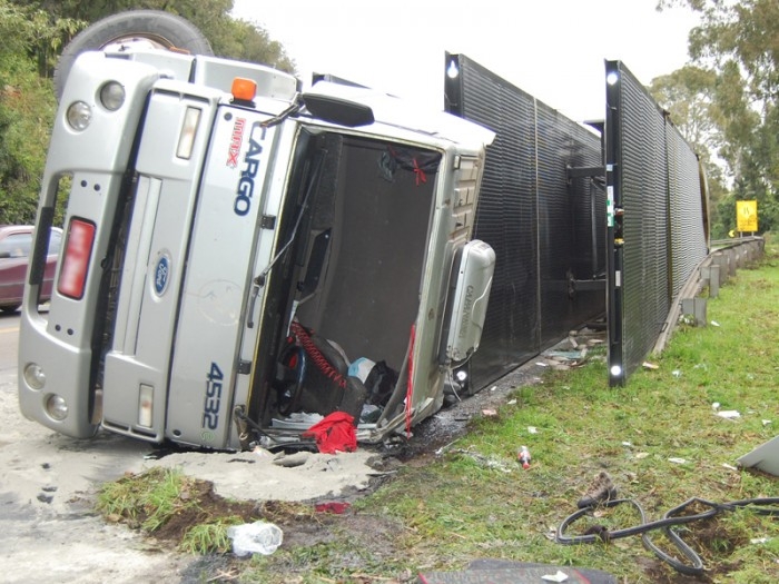 Caminhão tombou no lado esquerdo da rodovia - NA HORA / ANTONIO COLODA