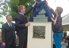 Governadora, prefeito e bisneto do político apresentaram oficialmente o busto, feito em bronze. - Na Hora / Antonio Coloda