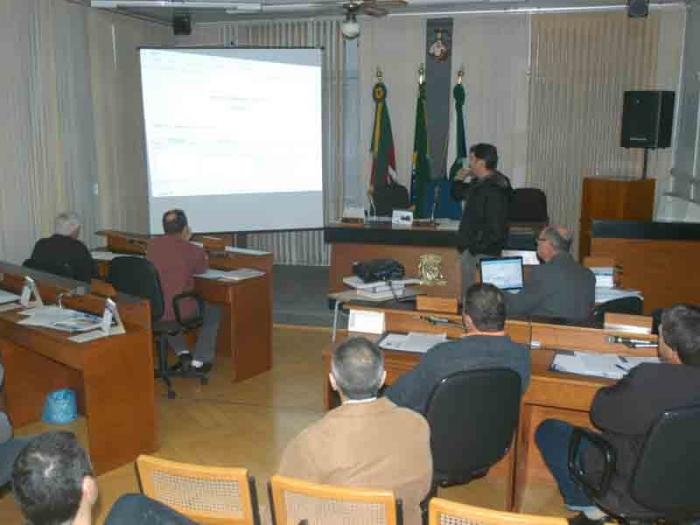 Prefeito Kiko explicou aos vereadores as ações para 2011. - Fabiano Provin