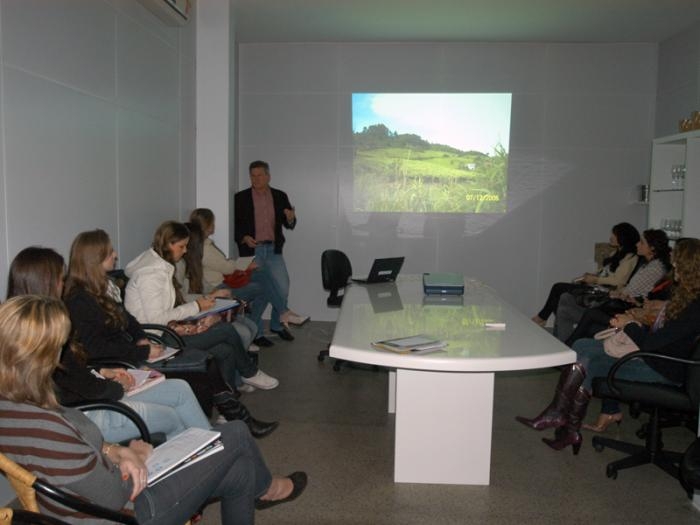 Na noite dessa quinta-feira candidatas participaram de palestra sobre viticultura. - Mirian Spuldaro