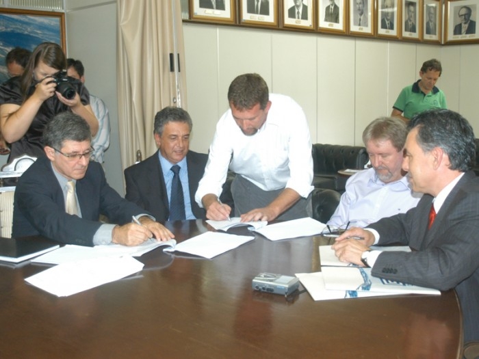 Secretário Paulo Ribeiro durante assinatura do contrato. - Danubia Otobelli