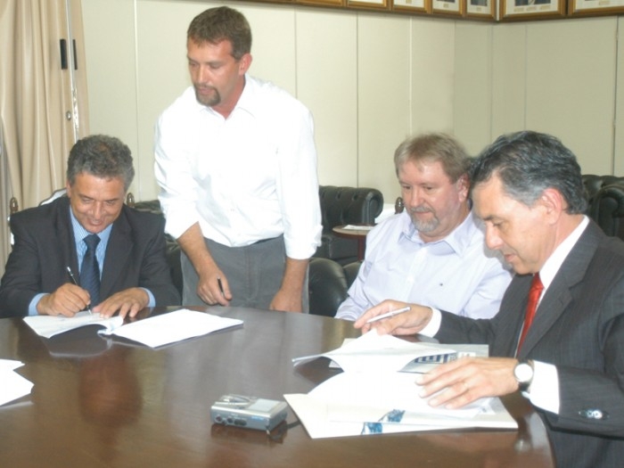 Prefeito, Ernani Heberle, e presidente da Corsan, Arnaldo Dutra, assinaram contrato. - Danúbia Otobelli