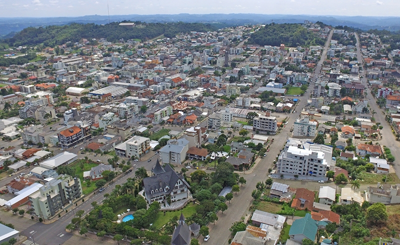 Vista da área central de Flores da Cunha feita por um drone.  - Felipe Cemin Finger/FCFIA/Divulgação 