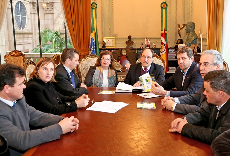 Encontro no dia 11 reuniu o governador e representantes do setor vitivinícola. - Luiz Chaves/Palácio Piratini/Divulgação