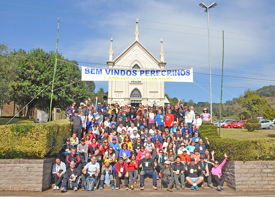 Chegada é comemorada em frente à igreja de São Tiago.  - Larissa Verdi/Jornal O Florense