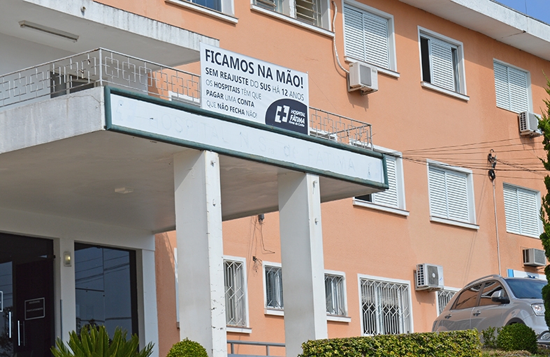 Placa na fachada do Hospital Fátima foi colocada como forma de protesto. - Camila Baggio/O Florense