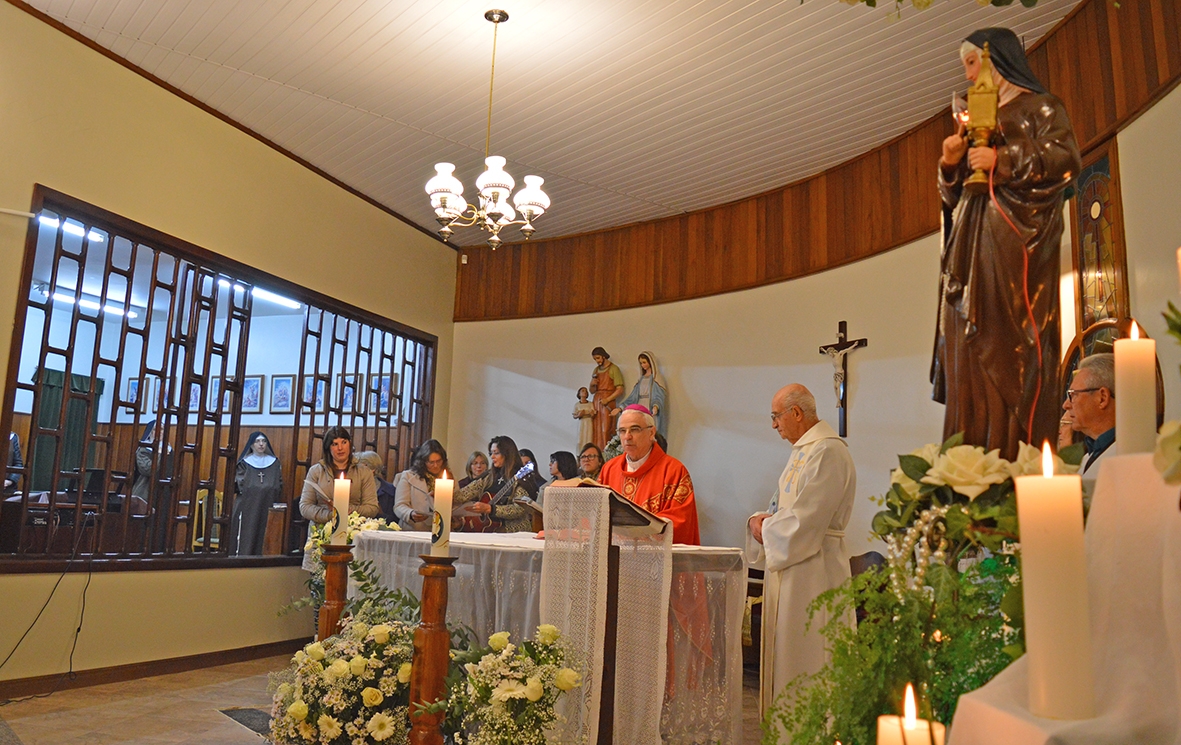 Bispo dom Alessandro coordenou a celebração na noite de quarta-feira. - Danúbia Otobelli/O Florense