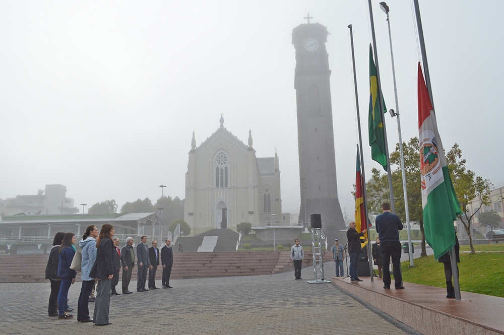 Hasteamento de bandeiras ocorreu em meio à névoa da manhã de quinta-feira. - Bárbara Lipp/Prefeitura de FC/Divulgação