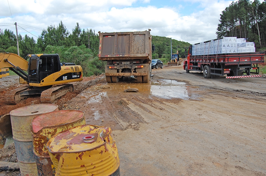Obras de drenagem para posterior asfaltamento são realizadas ao longo de 1,7km. - Antonio Coloda/O Florense