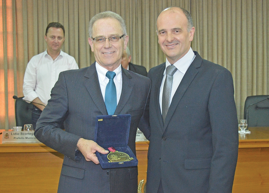 Olir Schiavenin recebeu a honraria das mãos do vereador Jorge de Godoy (D). - Camila Baggio/O Florense