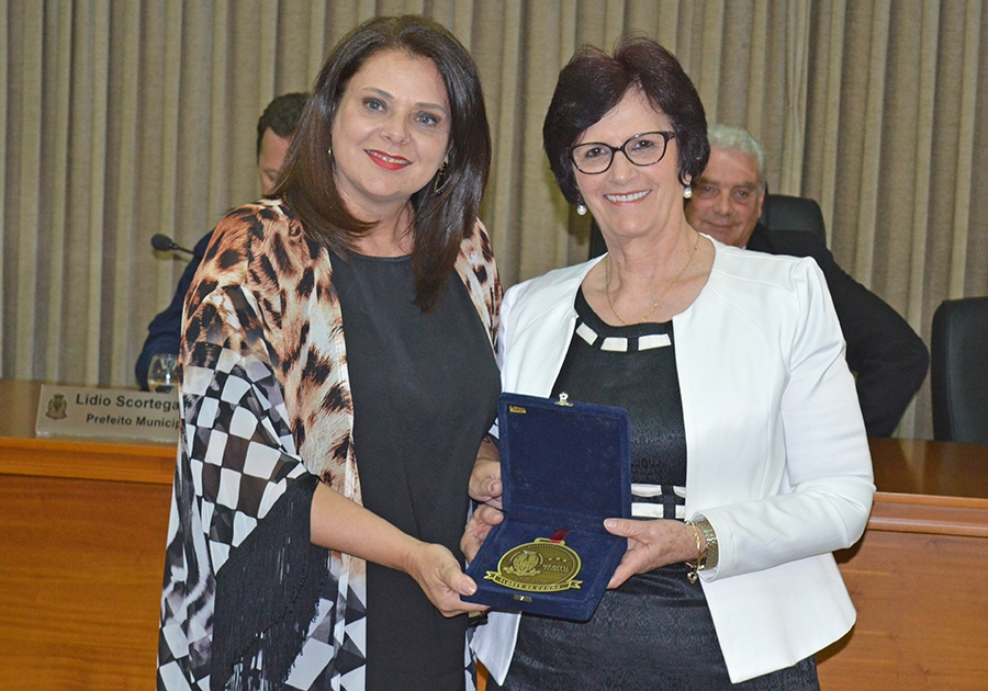 Autora da indicação, vereadora Renata Zorgi Lusa (PMDB), com a diretora do Hospital, Olga Baggio Sandri. - Fabiano Provin/O Florense